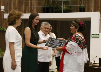 Entregan a destacada partera yucateca el Reconocimiento “Pánfilo Novelo Martín”
