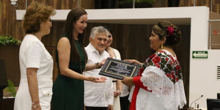 Entregan a destacada partera yucateca el Reconocimiento “Pánfilo Novelo Martín”
