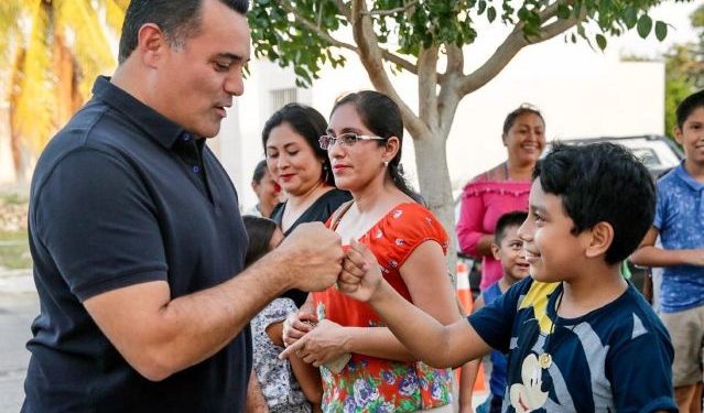 Atención médica gratuita para beneficiarios del programa de becas municipales y sus tutoras en Mérida