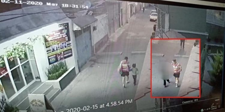 Director y maestras sacaron y dejaron en la calle a Fátima. Tenía 7 años / Alguien se la llevó / Apenas apareció dentro de un costal