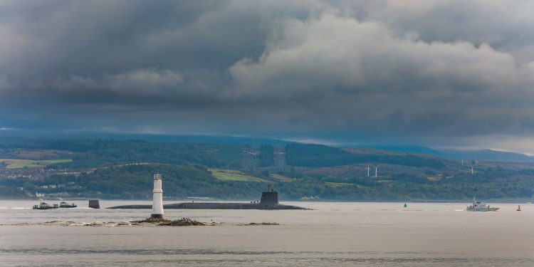 El gobierno del Reino Unido se ha comprometido con el gobierno de los Estados Unidos a comprarle una nueva generación de ojivas nucleares para renovar la flota de submarinos Trident