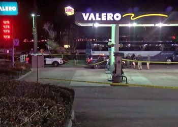 Hombre dispara dentro de autobús en California: una mujer muerte y cinco heridos, dice la policía estatal de ese Estado