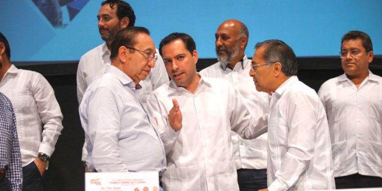 Gobernador Mauricio Vila acudió al  13 Consejo Estatal Ordinario de la CROC: llamó “a cuidar la paz laboral y social”