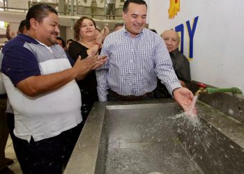 Inaugura el alcalde Renán Barrera el servicio de agua potable en los mercados San Benito y Lucas de Gálvez
