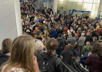 El gobierno de México sugiere a connacionales evitar viajes internacionales no esenciales