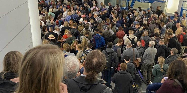 El gobierno de México sugiere a connacionales evitar viajes internacionales no esenciales