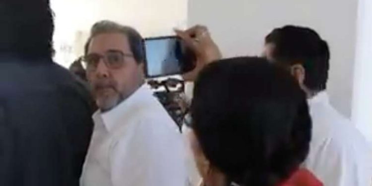 Un puñetazo al estómago. Así agredió el secretario de Desarrollo Económico en Campeche, Gabriel Escalante Castillo al periodista Josimar Mex Canul, reportero de NCS Noticias: le molestó le preguntaran sobre la empresa de su padre