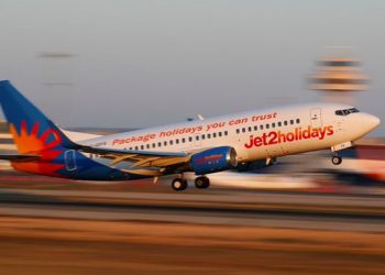 Despidos masivos en aerolíneas y más suspensión de vuelos / Obligan a dar la vuelta en el aire a dos aviones de Jet2 que volaban a España