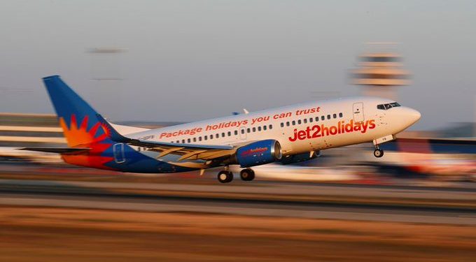 Despidos masivos en aerolíneas y más suspensión de vuelos / Obligan a dar la vuelta en el aire a dos aviones de Jet2 que volaban a España