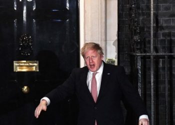 El primer ministro, Boris Johson, tras asegurar que seguiría dando la mano a personas con COVID-19, dio positivo a la enfermedad