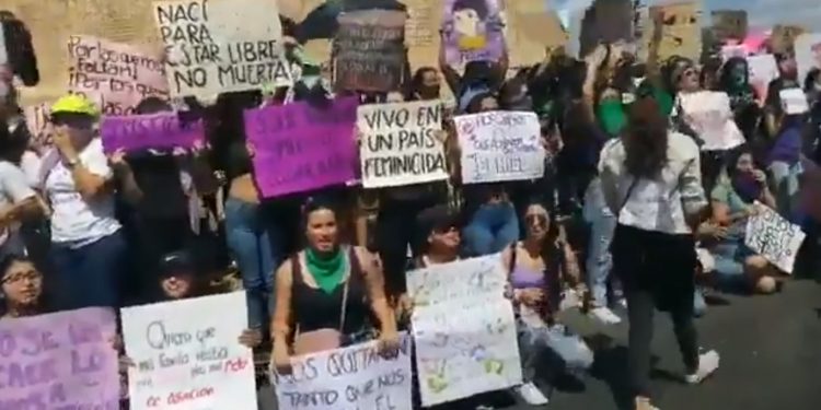 Mujeres se manifiestan alrededor del mundo por el 8M / En Yucatán, en el monumento a la Patria gritan: “Mérida no es blanca, es feminicida”