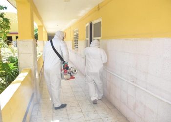 Las personas mayores de 70 años son particularmente vulnerables a infecciones graves derivadas del COVID-19 / Desinfectan instalaciones de asilo San Joaquín en Progreso
