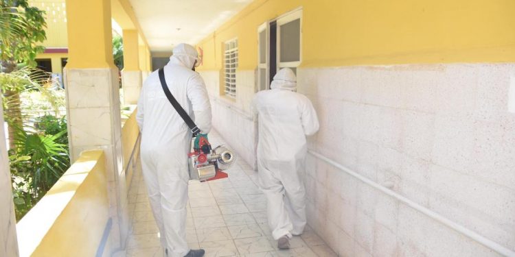 Las personas mayores de 70 años son particularmente vulnerables a infecciones graves derivadas del COVID-19 / Desinfectan instalaciones de asilo San Joaquín en Progreso