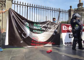 En todo el país marcharon miles y miles de mujeres para exigir sus derechos y rechazar la violencia feminicida / En la Ciudad de México grupos estallaron cócteles molotov y se realizaron pintas en la Catedral Metropolitana y destrozaron fachadas de negocios