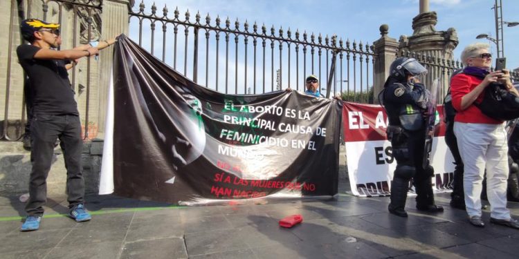 En todo el país marcharon miles y miles de mujeres para exigir sus derechos y rechazar la violencia feminicida / En la Ciudad de México grupos estallaron cócteles molotov y se realizaron pintas en la Catedral Metropolitana y destrozaron fachadas de negocios