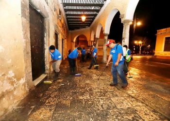 Desinfectan espacios públicos de Mérida