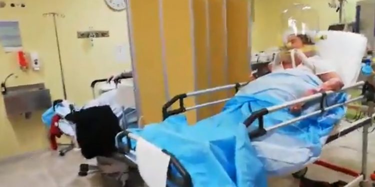 El jefe de la Organización Mundial de la Salud (OMS) advirtió que los jóvenes “no son invencibles” y pueden morir por el coronavirus o ser hospitalizados “por semanas” si contraen la enfermedad