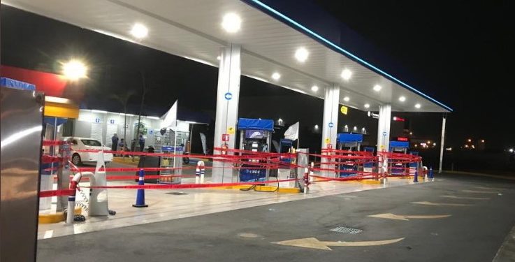 Tras clausura de gasolinera G500 en Jardines de Vista Alegre ayer por la noche, fueron arrancados por tercera vez los sellos municipales e inclusive hubo conato de agresión contra una inspectora del Ayuntamiento de Mérida