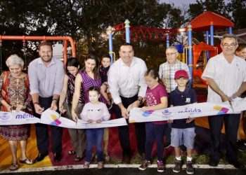 El alcalde Renán Barrera entregó obras de remodelación en el parque de Jardines de Mérida
