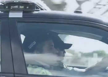 Choca con un auto en periférico, se da a la fuga y después saca arma de fuego