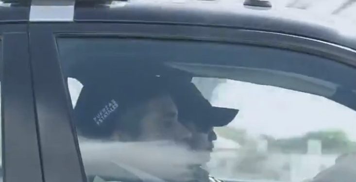 Choca con un auto en periférico, se da a la fuga y después saca arma de fuego