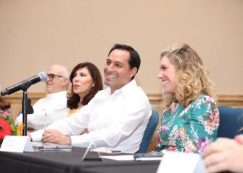 El gobernador Mauricio Vila Dosal y la presidenta de los Consejos Consultivos de Grupo Salinas, Ninfa Salinas Sada reconocieron a los Ciudadanos del Año en el estado.