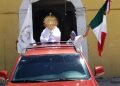 Armado del “Santísimo Sacramento” y de un tapabocas, el presbítero de Dzilam González realiza “peregrinación” abordo de una camioneta con todo y bandera tricolor
