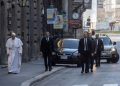 El Papa camina por las calles semidesiertas de Roma y reza ante el Cristo que se dice “salvó” a la Ciudad Eterna de la Peste en 1522