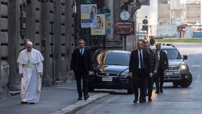 El Papa camina por las calles semidesiertas de Roma y reza ante el Cristo que se dice “salvó” a la Ciudad Eterna de la Peste en 1522