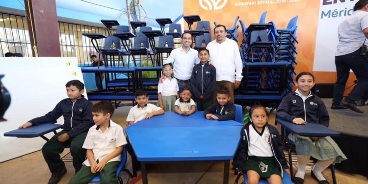 Gobernador Mauricio Vila Dosal entregó mobiliario para escuelas públicas de Yucatán