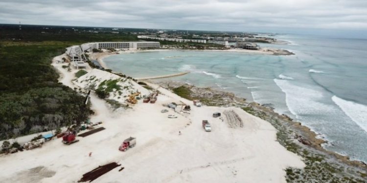 Piden a Semarnat detener mega proyecto hotelero en Chemuyil: destruirá la playa de Xcacel, advierten