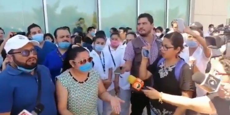 “No tenemos protocolos, no tenemos insumos, no tenemos capacitación” se quejan exaltadas trabajadoras de salud del ISSSTE