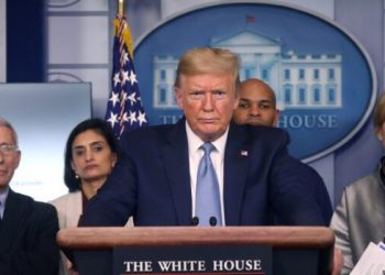 “Estamos en guerra con un enemigo invisible”, dijo el presidente Donald Trump al anunciar proyecto de emergencia aprobado por el Congreso para afrontar el COVID-19