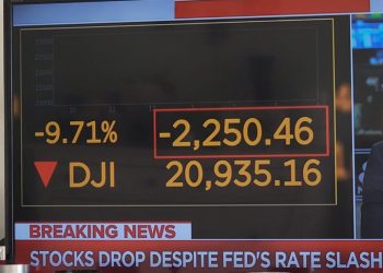 Las acciones estadounidenses caen: la FED no logra calmar a los mercados ante el creciente temor a una recesión por la pandemia de coronavirus / Paran la bolsa de Wall Street pocos minutos después de su apertura por el desplome