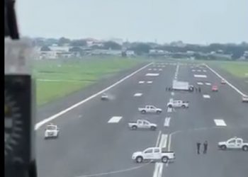 En Guayaquil, Ecuador, el municipio atraviesa vehículos oficiales en la pista del aeropuerto para evitar aterricen aviones