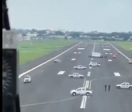 En Guayaquil, Ecuador, el municipio atraviesa vehículos oficiales en la pista del aeropuerto para evitar aterricen aviones