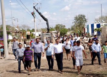 Renán Barrera supervisa la ampliación de red eléctrica en la colonia Emiliano Zapata Sur III