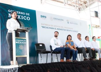 Entregan más de un millón de pesos a estudiantes campechanos