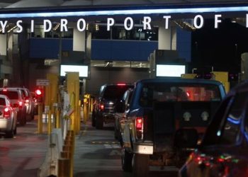Anuncian restricciones para turistas en la frontera México-Estados Unidos / El comercio no se verá afectado, dicen