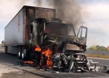 Reportan bloqueos y autos incendiados en 7 municipios de Guanajuato / Grupos delictivos queman tráileres y vehículos