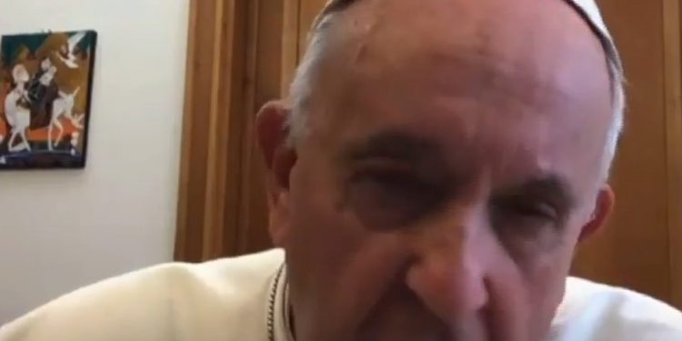 “En éste momento, más que despedir, hay que acoger, y hacer sentir, que hay una sociedad solidaria”, dice el Papa durante una vídeo entrevista a los empresarios