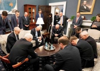 Una foto de Mike Pence y del equipo nombrado para afrontar el coronavirus en Estados Unidos rezando en la Casa Blanca ha generado críticas y comentarios mordaces