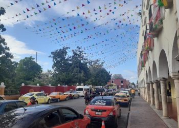 Cumple 24 horas paro de taxistas en plaza de Valladolid