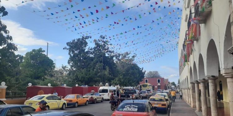 Cumple 24 horas paro de taxistas en plaza de Valladolid