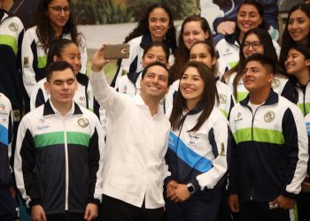 Vila Dosal entregó este día el Premio Estatal del Deporte y el Mérito Deportivo 2019 / Lo recibio la karateca Guadalupe Quintal Catzín
