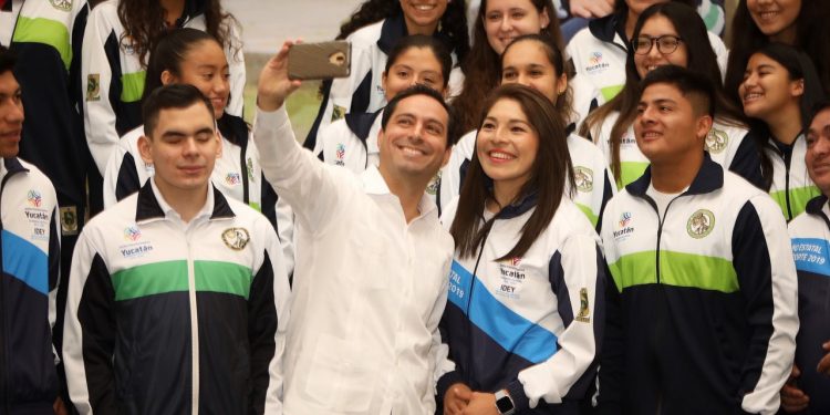 Vila Dosal entregó este día el Premio Estatal del Deporte y el Mérito Deportivo 2019 / Lo recibio la karateca Guadalupe Quintal Catzín