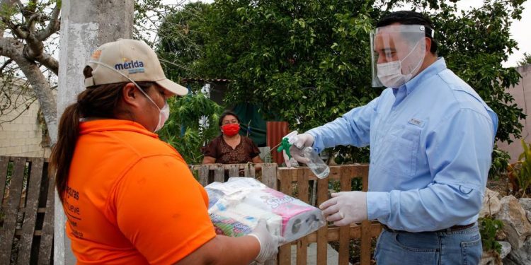 Alcalde Renán Barrera supervisa la entrega de apoyos alimentarios en comisarías