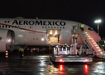 Se suman 100 mil lentes protectores y 57 mil 600 caretas al equipo de protección para personal de salud: llega otro vuelo procedente de China con equipo adquirido por el Insabi