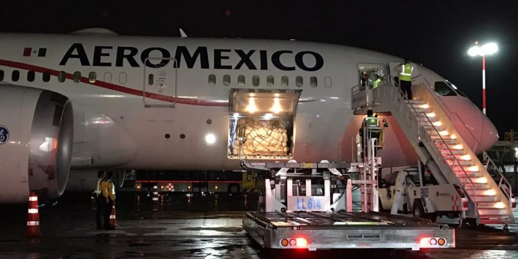 Se suman 100 mil lentes protectores y 57 mil 600 caretas al equipo de protección para personal de salud: llega otro vuelo procedente de China con equipo adquirido por el Insabi