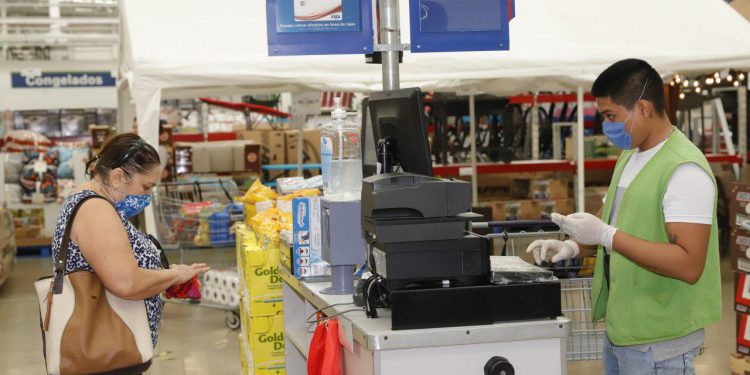 Ayuntamiento de Mérida mantiene dispositivos sanitarios para garantizar que los supermercados respeten protocolos ante el coronavirus